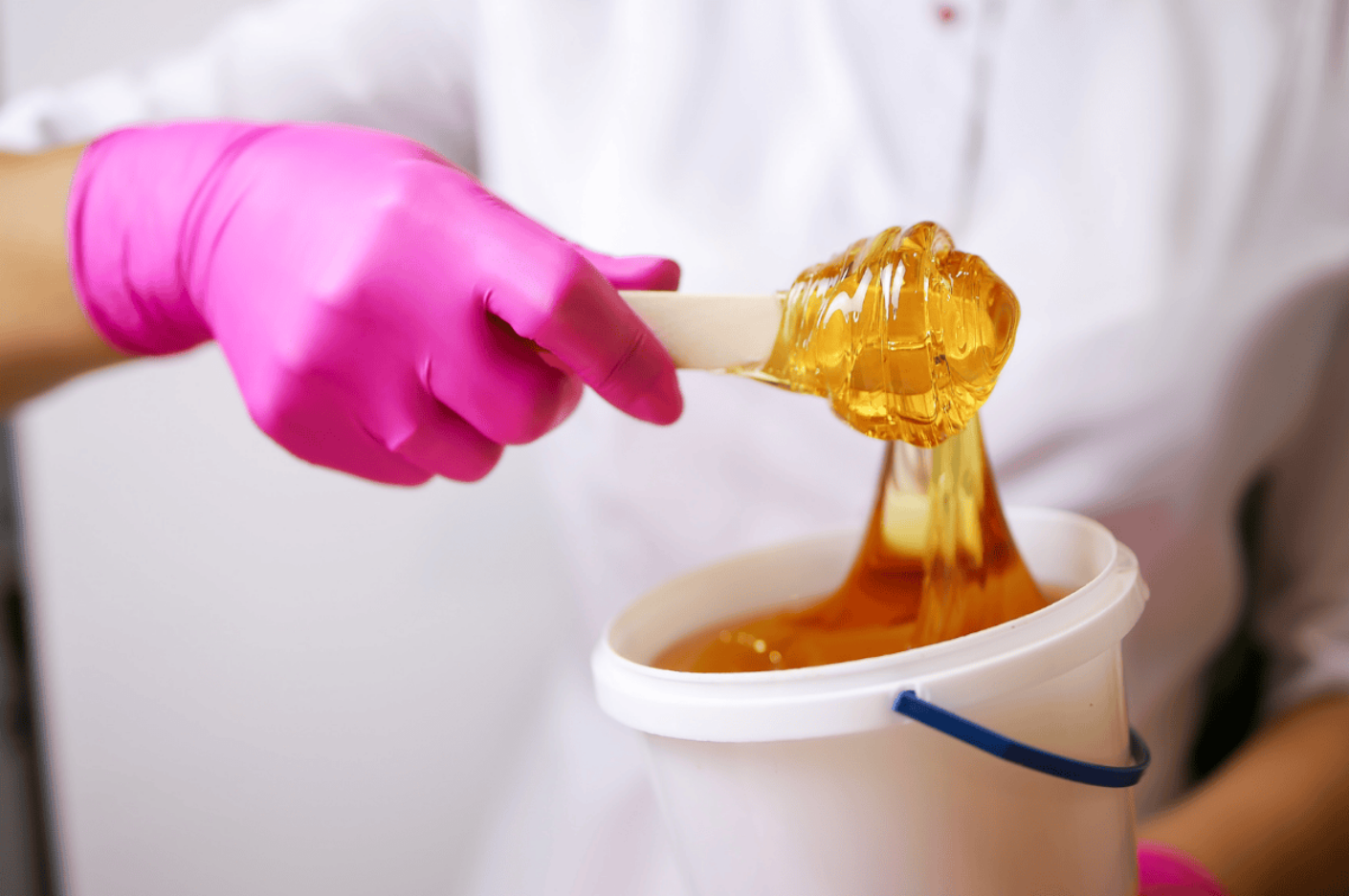 Epilarea cu zahăr vs. cu ceară: care este mai blândă cu pielea? 